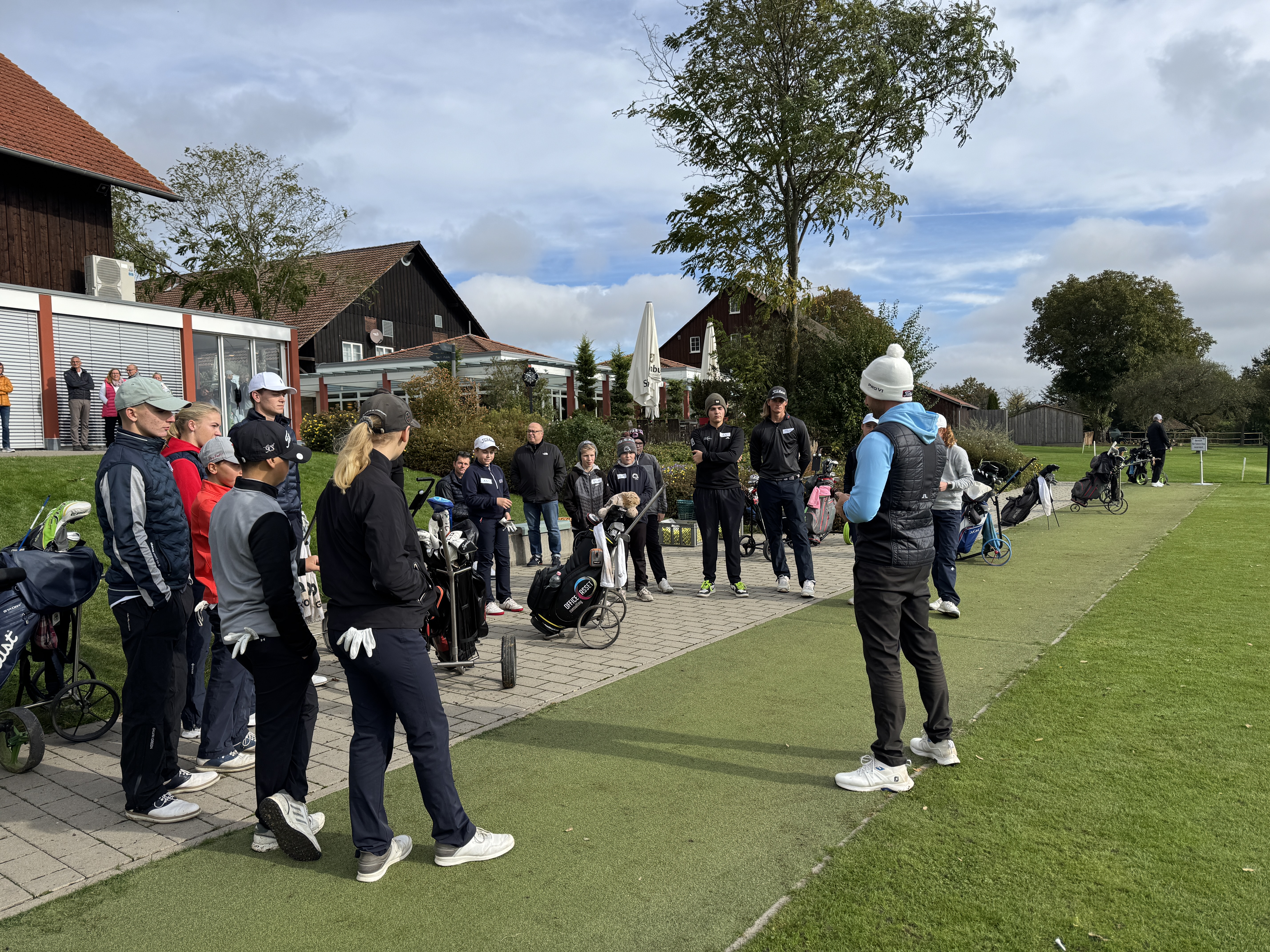 Die TeilnehmerInnen beim Willkommen auf der Driving Range